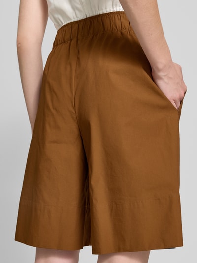 Frauenmodel trägt Straight Fit Shorts mit elastischem Bund von Rich & Royal aus Reine Baumwolle in Braun, Knielänge, Detailaufnahme Rückansicht.