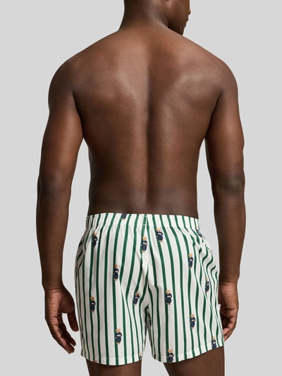 Männermodel trägt Boxershorts aus reiner Baumwolle im 3er-Pack von Polo Ralph Lauren Underwear, grüne Streifen, Ganzkörperansicht Rückansicht.