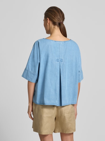 Frauenmodel trägt Relaxed Fit Bluse aus Lyocell-Mix in Denim-Optik von Christian Berg Woman mit Rundhalsausschnitt und Halbarm, Rückenansicht, Ganzkörperansicht Rückansicht.