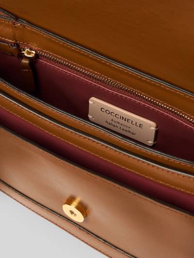 Coccinelle Crossbody Bag z detalem z logo Koniakowy 5