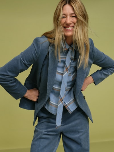 Frauenmodel trägt Regular Fit Blazer aus Cord von Christian Berg Woman Selection in Blau mit taillierter Passform, Nahaufnahme Oberkörper.