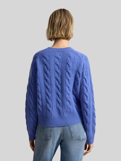 Frauenmodel trägt Regular Fit Strickpullover aus Woll-Kaschmir-Mix von Polo Ralph Lauren in Blau mit Zopfmuster, Damen, Ganzkörperansicht Rückansicht.