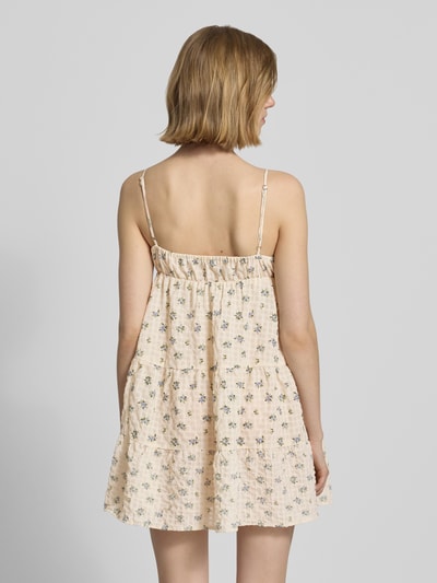 Frauenmodel trägt Minikleid mit Volantsaum und Spaghettiträgern von REVIEW mit Seersucker, A-Linie, floraler Allover-Print, Ganzkörperansicht Rückansicht.