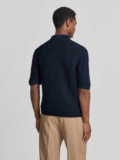 Männermodel trägt Regular Fit Poloshirt mit kurzem Reißverschluss von MCNEAL, Baumwoll-Mix mit Viskose-Anteil, Strukturmuster, Ganzkörperansicht Rückansicht.