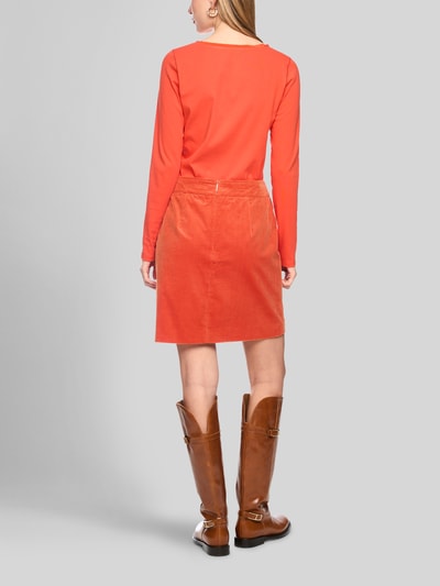 Vrouwenmodel draagt Slim Fit shirt met lange mouwen van katoenmix 'Slim Fit Langarmshirt aus Baumwoll-Mix' van Marc Cain in oranje, dames, elastische katoenmix, boothals, geborduurd logo, lange mouw, ruglengte bij maat 36: 58 cm. Ganzkörperansicht Rückansicht.