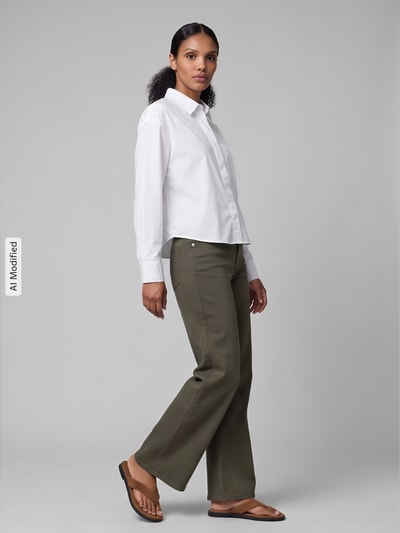 Frauenmodel trägt Wide & Loose Fit Jeans Baumwoll-Mix Modell 'MADISON' von ONLY in Olivgrün mit glatter Textur, Damen Wide & Loose Fit Jeans von ONLY, Ganzkörperansicht von vorne, KI-modifiziertes Bild.
