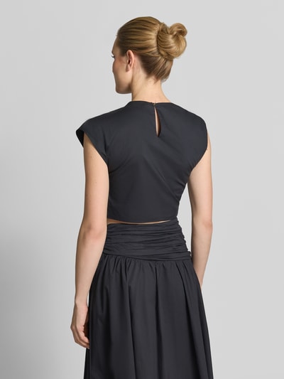 Vrouwenmodel draagt Cropped blouse in asymmetrisch design model 'Dottie' van Forever New, puur katoen, mouwloos, siergarnering, ruglengte maat 36: 39 cm, Ganzkörperansicht Rückansicht.