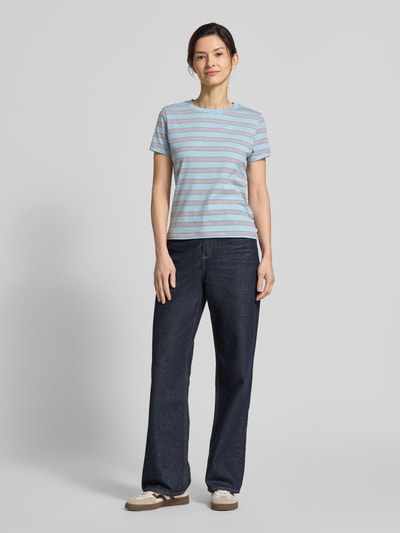 Modelka nosi Regular Fit T-Shirt aus reiner Baumwolle von Tom Tailor Denim, wielokolorowe paski, krótki rękaw, jersey, widok całej sylwetki z przodu