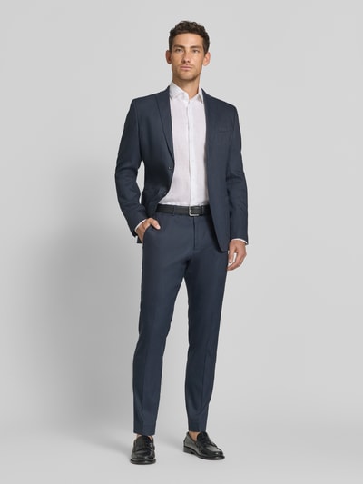Männermodel trägt Regular Fit Anzugsakko aus Leinen-Mix von s.Oliver BLACK LABEL, Optik: Unifarben, Ganzkörperansicht von vorne.