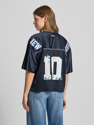 Frauenmodel trägt T-Shirt mit V-Ausschnitt von Review, Lockerer-Schnitt, Semitransparent, 1/2-Arm, Rückenlänge 56 cm, Ganzkörperansicht Rückansicht