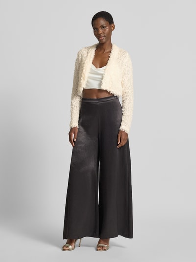 Frauenmodel trägt Cropped Jacke aus Effektgarn mit V-Ausschnitt von SWING, Slim Fit, Rückenlänge 46 cm, cremefarben, Ganzkörperansicht von vorne.