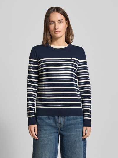 Vrouwenmodel draagt Regular Fit Strickpullover aus Baumwoll-Mix van Tommy Hilfiger, gestreept, donkerblauw-wit, ribstructuur, vooraanzicht bovenlichaam.