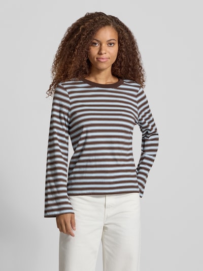 Kobieta modelka nosi bluzkę z długim rękawem w brązowo-niebieskie paski, bawełna, Regular Fit Langarmshirt aus reiner Baumwolle model 'LUNA' od ONLY, damska bluzka z długim rękawem, widok na cały przód