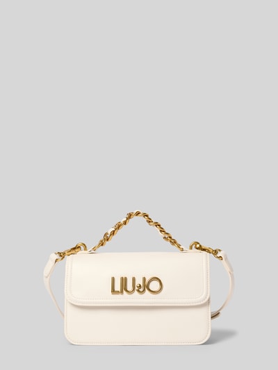 Produktfoto, Handtasche mit Label-Applikation von Liu Jo White in Creme mit Überschlag, Klickverschluss, Tragehenkel, Schulterriemen, Hauptfach, Maße: Breite 23 cm, Länge 14 cm, Tiefe 8 cm, Riemenlänge 110 cm.