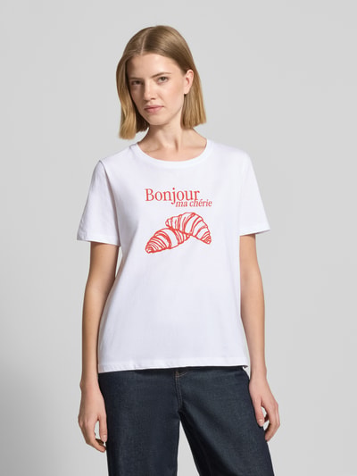 Frauenmodel trägt Damen T-Shirt mit Motiv-Print Modell 'SOBBE' von B.Young aus reiner Baumwolle, Regular-Fit, weiß mit rotem Print, Rundhalsausschnitt, Rückenlänge bei Größe S 60 cm, Ganzkörperansicht von vorne.