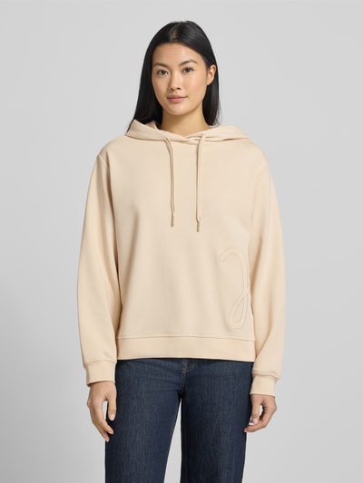 Frauenmodel trägt Hoodie mit Label-Stitching Modell 'Tansu' von JOOP!, Damen, Baumwoll-Mix, Relaxed-Fit, beige, Ganzkörperansicht von vorne.