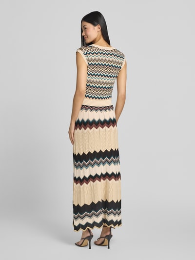 Vrouwenmodel draagt Slim Fit Maxikleid uit viscosemix in tricotlook van zero in beige met zwarte en gekleurde zigzagpatronen, dames maxi-jurk, mouwloos design, v-hals, ruglengte maat 36: 140 cm, borstwijdte maat 36: 39 cm, ganzkörperansicht rückansicht.