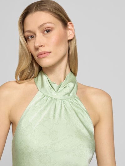 Frauenmodel trägt Abendkleid mit Neckholder und Schluppe Modell 'Fiona' von Neo Noir aus Satin, Körpernaher-Schnitt, Nahaufnahme Oberkörper.
