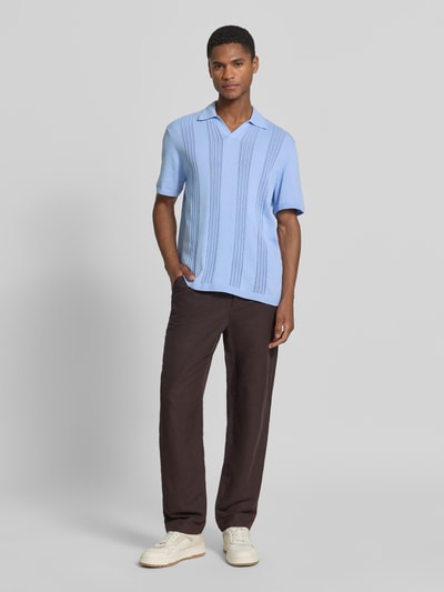 Männermodel trägt Relaxed Fit Poloshirt aus reiner Baumwolle von Armedangels in Optik: Unifarben, Feinstrick, Ganzkörperansicht von vorne.