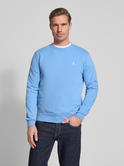 Männermodel trägt Relaxed Fit Sweatshirt aus reiner Baumwolle von Polo Ralph Lauren in Optik: Unifarben mit Logo-Detail, Ganzkörperansicht von vorne