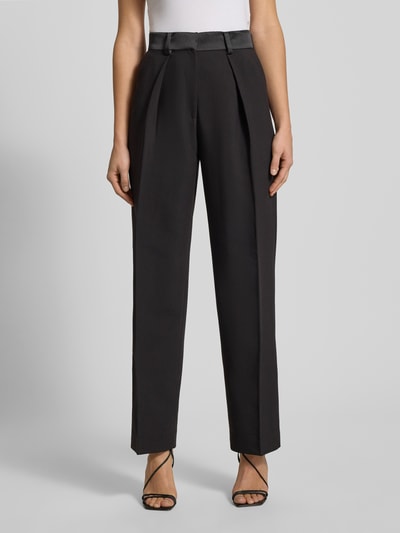 Frauenmodel trägt High Rise Stoffhose mit Gesäßtaschen von Bardot, Material-Mix mit Viskose-Anteil, Bügelfalten, schwarze Farbe, Ganzkörperansicht von vorne.