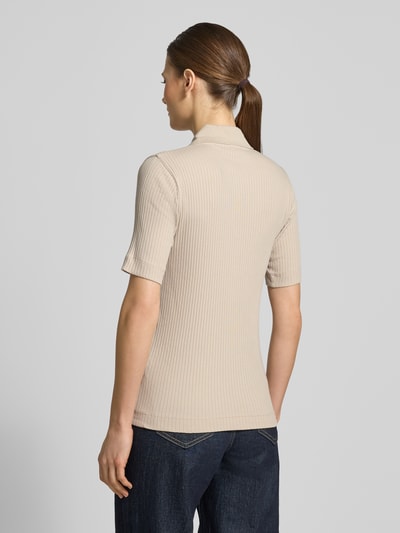 Frauenmodel trägt Slim Fit Poloshirt aus Baumwoll-Modal-Mix von Marc O'Polo, efekt: jednolity kolor, krój slim fit, aplikacja z wyhaftowanym logo, kołnierzyk polo, krótkie zapięcie na guziki, krótki rękaw, prążkowana dzianina, mieszanka bawełny i modalu, Ganzkörperansicht Rückansicht.