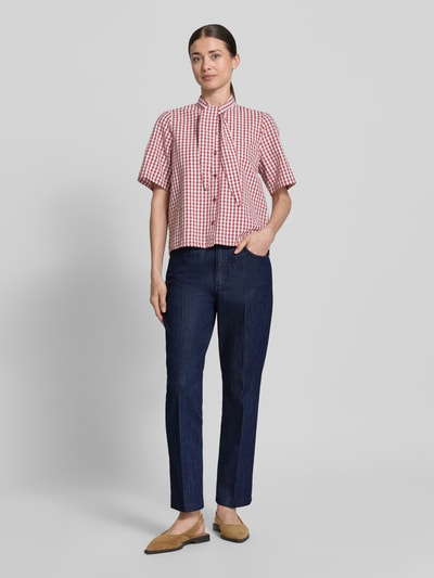 Frauenmodel trägt Straight Fit Jeans im 5-Pocket-Design Modell 'MAY' von Brax in Dunkelblau, Baumwoll-Mix mit Stretch, Ganzkörperansicht von vorne.
