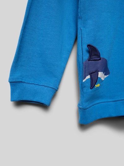 Produktfoto, Sweatjacke mit Kapuze und Motiv-Print von Blue Seven, niebieska bawełna, krój regular fit, nadruk rekina, kieszenie, zamek