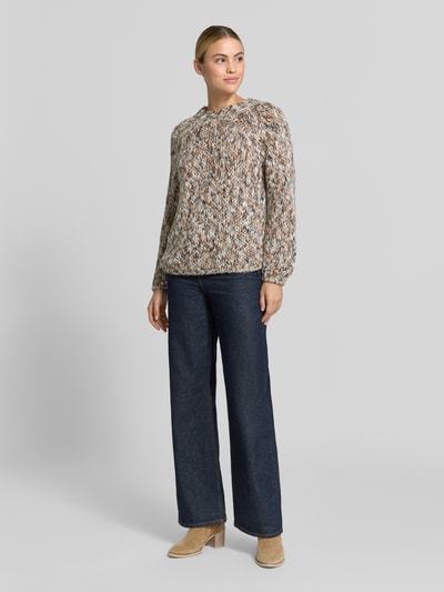 Frauenmodel trägt Regular Fit Pullover mit Schurwoll-Anteil von Rich & Royal, Strick-Optik, beige-braune Töne, Ganzkörperansicht von vorne.