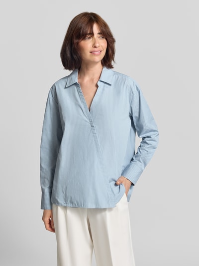 Frauenmodel trägt Regular Fit Bluse mit V-Ausschnitt von Closed in Hellblau, reine Baumwolle, Hemdblusenkragen, Ganzkörperansicht von vorne.