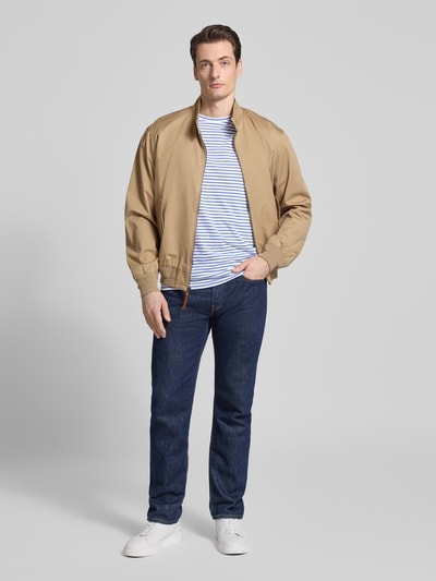 Männermodel trägt Regular Fit T-Shirt aus reiner Baumwolle von Tommy Hilfiger, Optik:Allover-Muster, Muster: gestreift, Logo-Stitching, Rundhals, Kurzarm, Material: reine Baumwolle, Ganzkörperansicht von vorne.