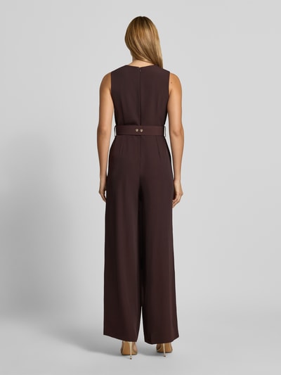 Frauenmodel trägt Jumpsuit mit Stoffgürtel von Rinascimento, brauner Material-Mix mit Stretch, tailliert, ärmellos, Ganzkörperansicht Rückansicht.