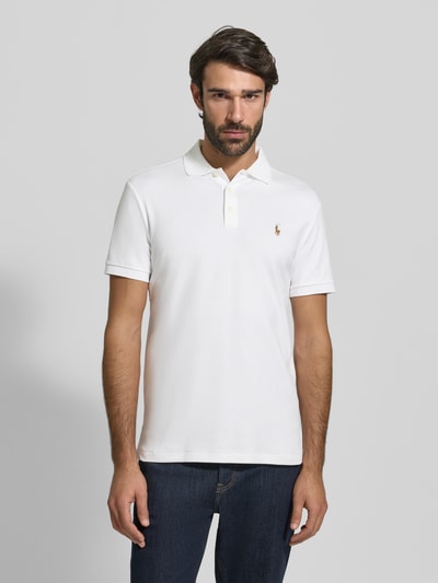 Männermodel trägt Poloshirt mit Label-Stitching von Polo Ralph Lauren in Weiß, Reine Baumwolle, Regular-Fit, Polokragen, kurze Knopfleiste, gerippte Ärmelabschlüsse, Rückenlänge bei Größe M 69 cm, Ganzkörperansicht von vorne.