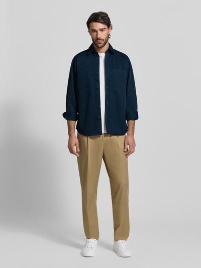 Männermodel trägt Relaxed Fit Hemdjacke aus reiner katoen Modell 'H-OWEN-K-2PP-261' van BOSS, effen blauw, borstzak, lange mouw, geheel lichaamsaanzicht van voren