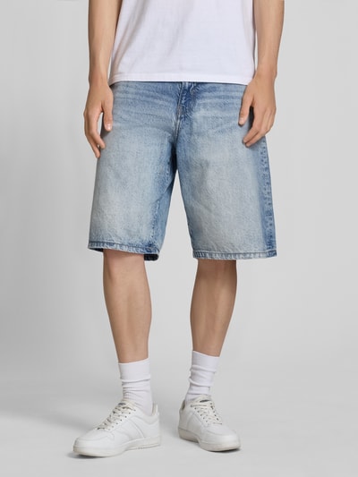 Männermodel trägt Jeansshorts im Used-Look mit Eingrifftaschen von REVIEW aus Reine Baumwolle im Relaxed-Fit, Ganzkörperansicht von vorne.