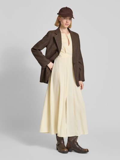 Vrouwenmodel draagt Midikleid met V-hals model 'VIANNA' van Copenhagen Muse, getailleerde fit, draperieën, crèmegeel, volledige lichaamsaanzicht van voren.