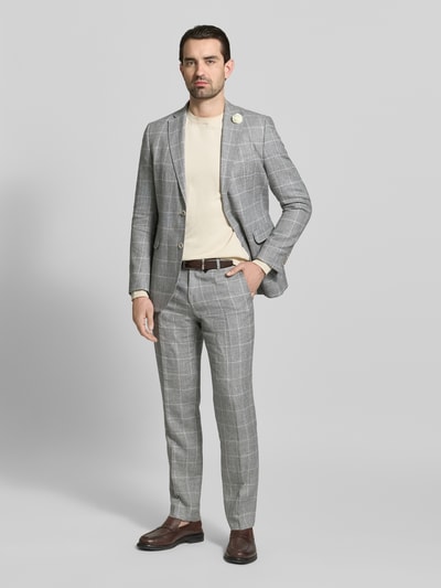 Männermodel trägt Slim fit Pak met linnenmix en viscose, model 'Paul/Paco' van CG - Club of Gents, lichtgrijs ruitdessin, 2-knoops colbert, reverskraag, klepzakken, pantalon met persplooien en steekzakken, bandwijdte maat 50: 45 cm, ruglengte 76 cm, schouderbreedte 42 cm, mouwlengte 65 cm, binnenbeenlengte 81 cm, geheellichaamsaanzicht van voren.