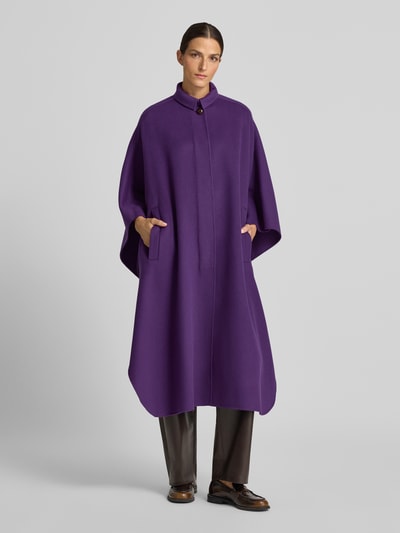 Frauenmodel trägt Overzized Mantel im Poncho-Style Modell 'PAGGIO' von Max Mara in Lila mit glatter Textur, Ganzkörperansicht von vorne. Damen Mantel von Weekend Max Mara.