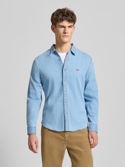 Männermodel trägt Freizeithemd in Denim-Optik von Levi's®, Baumwoll-Mix mit Stretch-Anteil, Regular-Fit, Kentkragen, Knopfleiste, Label-Stitching, Ganzkörperansicht von vorne.