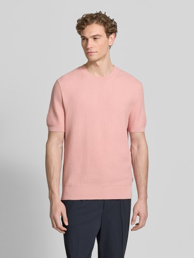 Männermodel trägt Regular Fit Strickshirt aus reiner Baumwolle Modell 'H-NILTON' von BOSS in Optik: Unifarben, Struktur-Muster, Nahaufnahme Oberkörper.