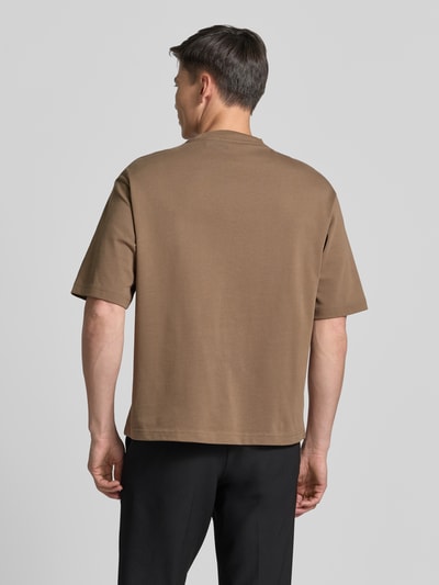 Männermodel trägt entspannt geschnittenes Herren T-Shirt in Braun aus glatter Baumwolle, Relaxed Fit T-Shirt aus reiner Baumwolle Modell 'ASPEN' von SELECTED HOMME, Ganzkörperansicht Rückansicht.