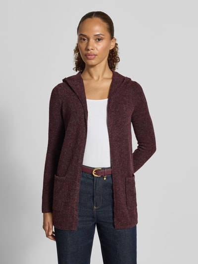 Frauenmodel trägt Regular Fit Cardigan mit Kapuze Modell 'DOFFY' von VERO MODA in Dunkelrot, strukturierte Oberfläche, Ganzkörperansicht von vorne.