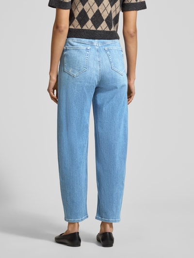 Frauenmodel trägt Jeans in 7/8-Länge im Used-Look Modell 'HANNI' von Raffaello Rossi aus Baumwoll-Mix mit Stretch-Anteil, Relaxed-Fit, Eingrifftaschen, hellblauer Denim mit sichtbarer Struktur, Bundweite bei Größe 36: 39 cm, Innenbeinlänge: 71 cm, Ganzkörperansicht Rückansicht.