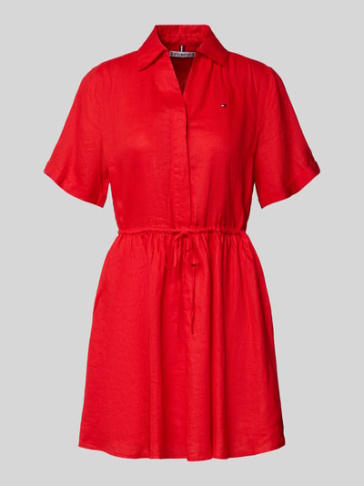 Produktfoto, Ausgestelltes Freizeitkleid aus reinem Leinen von Tommy Hilfiger in kräftigem Rot, unifarben, kurzarm, strukturierte Leinenoptik, Mini-Länge, Logo Stitching, V-Ausschnitt mit Hemdblusenkragen.