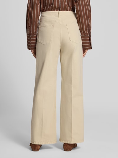 Vrouwenmodel draagt Wide Leg Jeans aus Baumwoll-Mix van s.Oliver RED LABEL in uni beige, high waist, denim met vijf zakken, full body achteraanzicht.