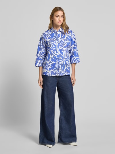 Frauenmodel trägt Bluse mit verdeckter Knopfleiste und 3/4-Arm von Christian Berg Woman aus Reine Baumwolle, Regular-Fit, Hemdblusenkragen, ganzkörperansicht von vorne. Rückenlänge bei Größe 36: 64 cm, Ärmellänge 24 cm, abgerundeter Saum.