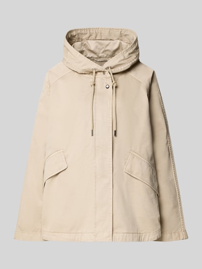 Produktfoto, Regular Fit Jacke aus reiner Baumwolle von Marc O'Polo, Optik: unifarben, helle beige Farbe, Kapuze mit Tunnelzug, Druckknöpfe, verdeckter Reißverschluss, langarm, abgerundeter Rumpfabschluss, seitliche Pattentaschen, Material: reine Baumwolle.