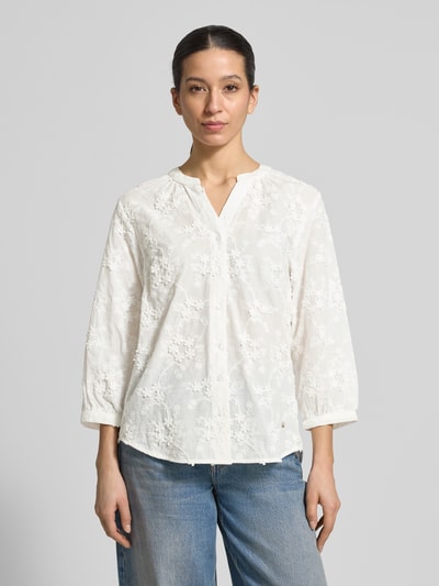 Vrouwenmodel draagt Regular Fit blouse met florale siergarnering model 'Velia' van Brax, puur katoen, 3/4-mouw, tuniekhals, knoopsluiting, ruglengte maat 36: 67 cm, mouwlengte maat 36: 48 cm, wit, structuur met bloemen, textuurdetails, voorkant volledig zichtbaar, Ganzkörperansicht von voren.