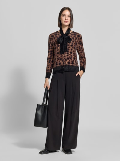 Frauenmodel trägt Regular Fit Cardigan mit Viskose-Anteil von zero, dunkle Töne, Rundhalsausschnitt, Damen Cardigan, Ganzkörperansicht von vorne.