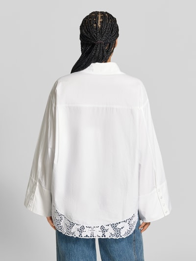 Frauenmodel trägt Oversized Hemdbluse mit Spitzenbesatz von Officine Générale aus reiner Baumwolle, Saum mit Spitzenbesatz, Rückansicht, Ganzkörperansicht Rückansicht.